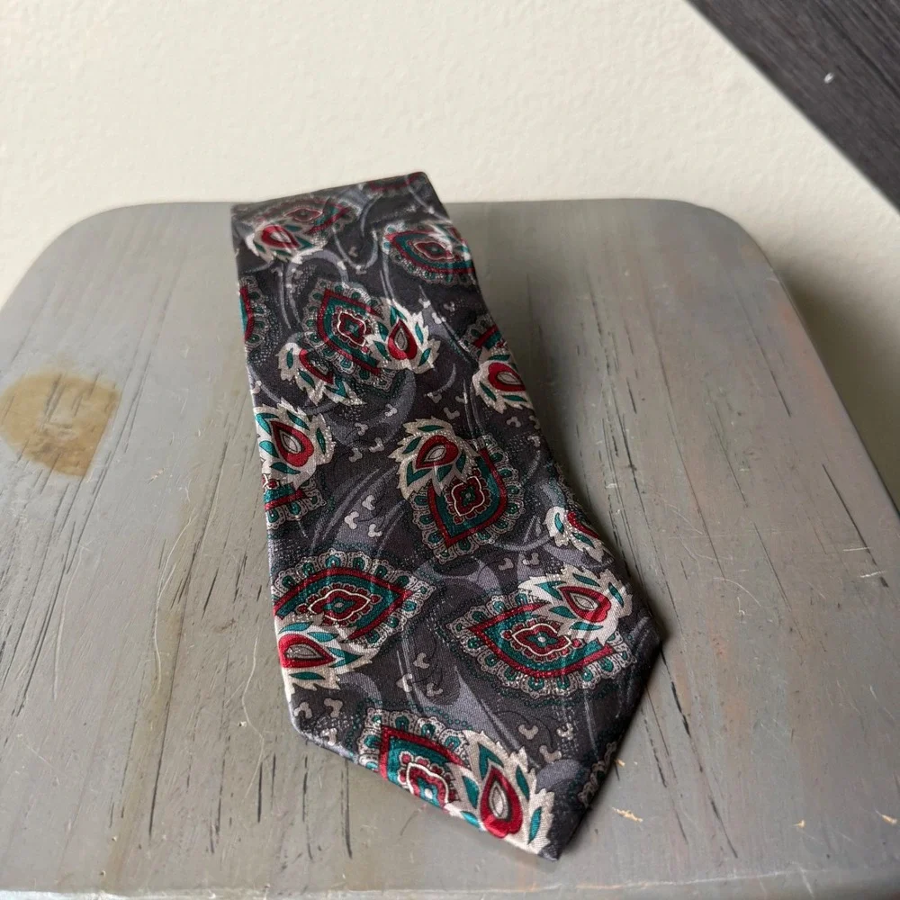 Geoffrey Beene Men's 100% Silk Tie Gray Red Green Paisley Vintage